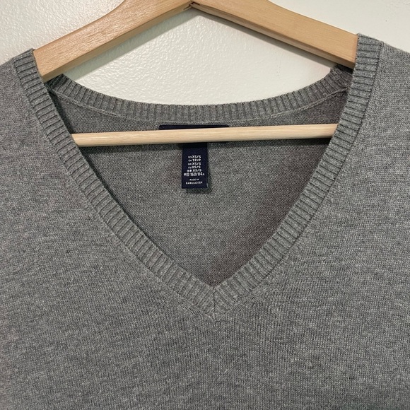 GAP Gray V-Neck Long Sleeve Sweater with Front Pockets Size XS/S - Picture 2 of 8